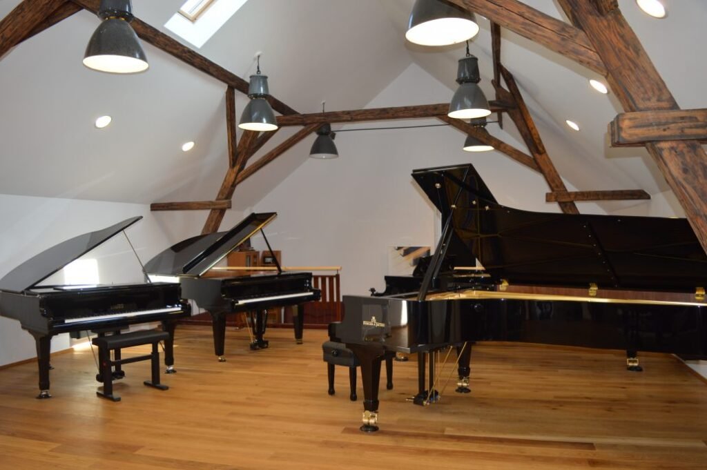 Showroom Black & White piano
