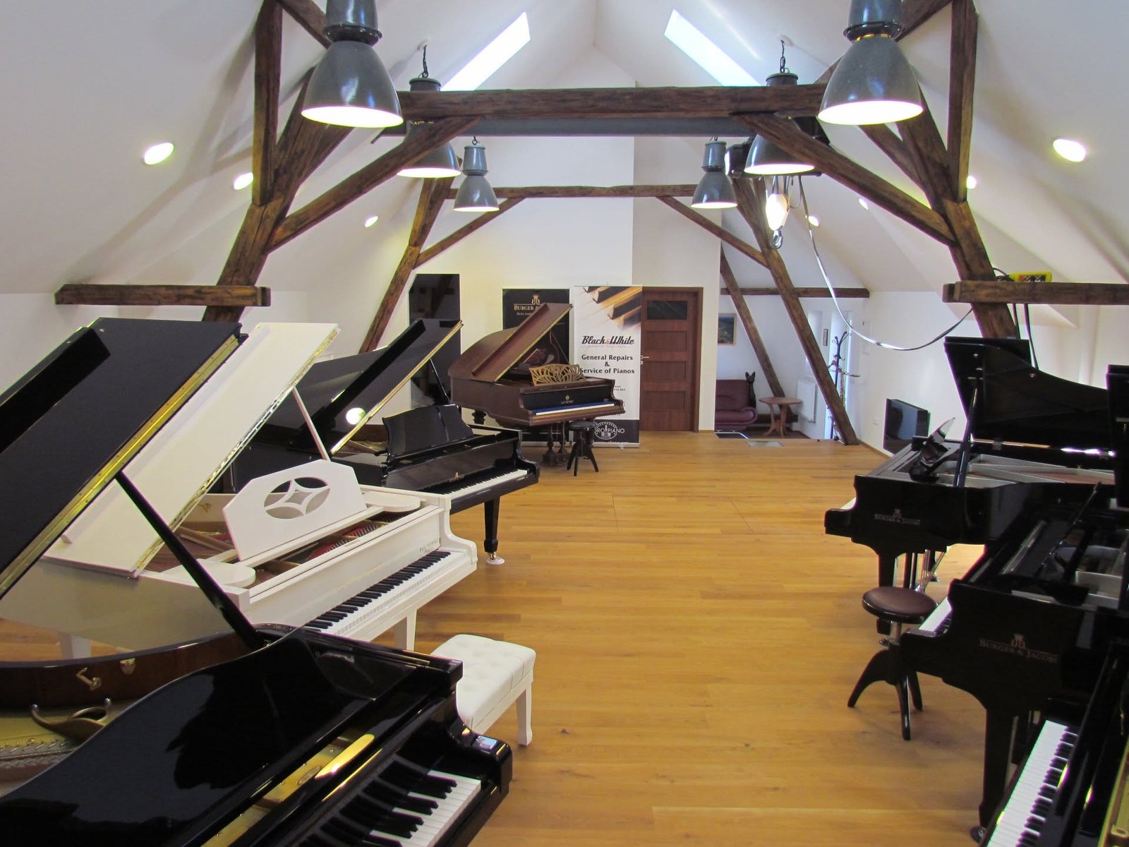 Piano galerie Black & White piano Barchov.