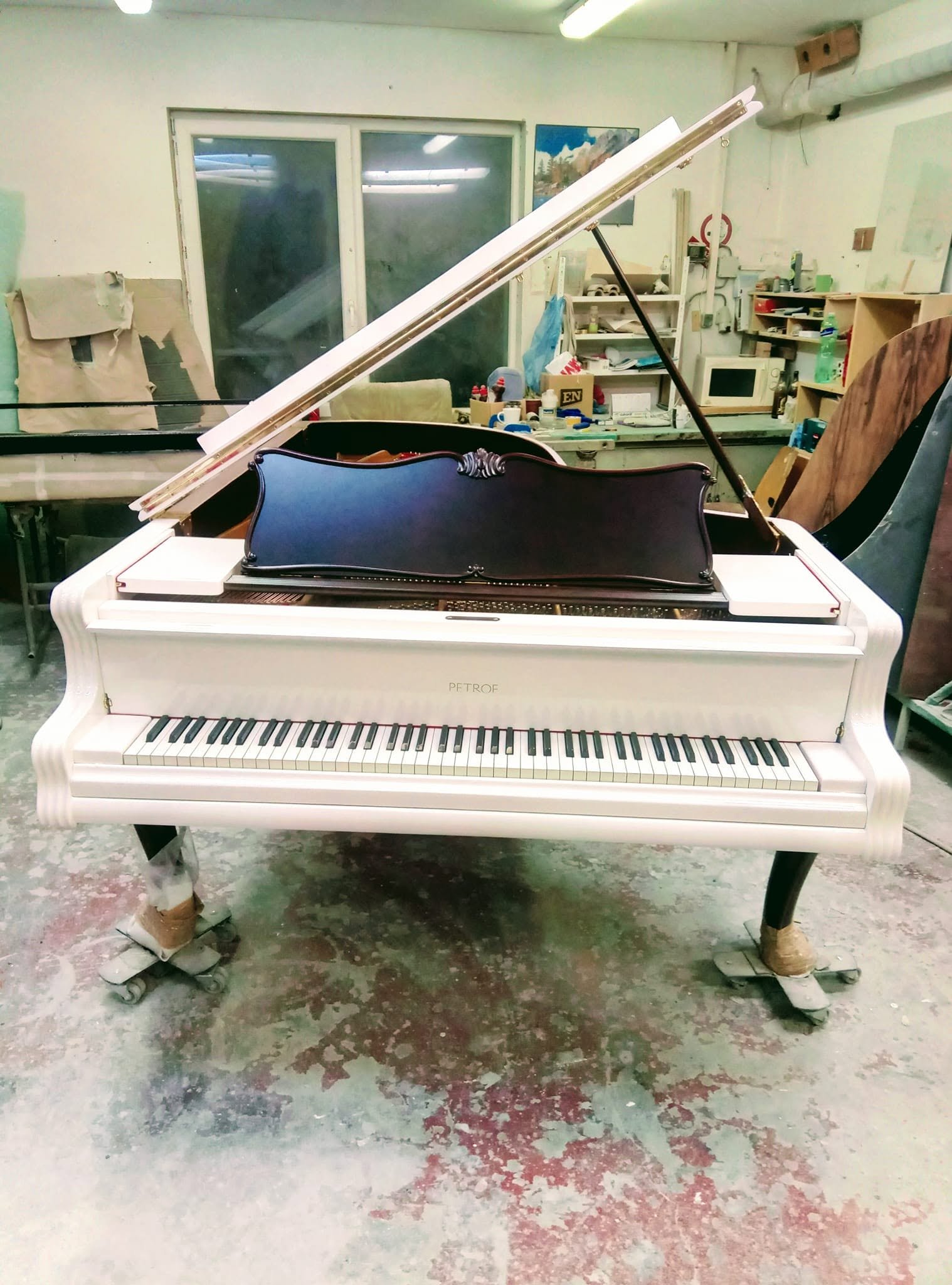Petrof model II bílá