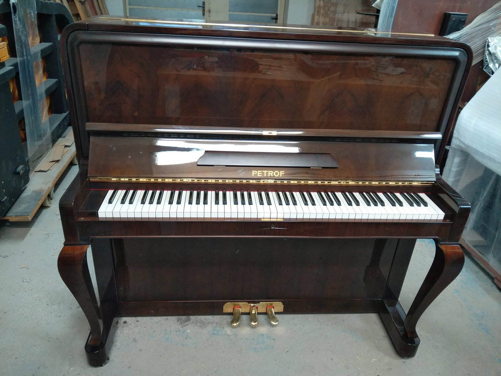 Piano Petrof hnědá